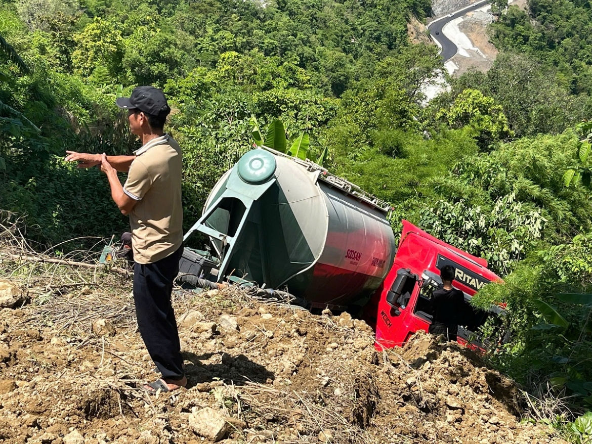 xe bon lao xuong mep vuc deo Dai ninh o lam Dong hinh anh 1