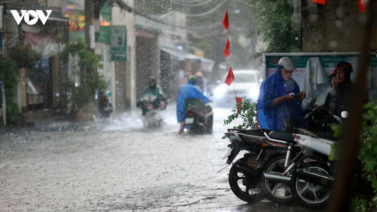 mưa lớn giờ tan tầm, người dân tp.hcm bì bõm về nhà hình ảnh 9 mua lon gio tan tam, nguoi dan tp.hcm bi bom ve nha hinh anh 9