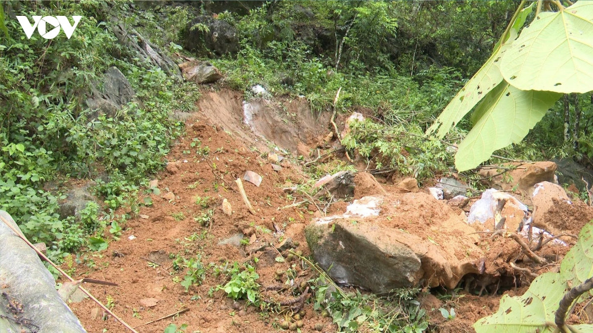 dong loc trong dem, tang da 40 tan lan xuong khu vuc nha dan o cao bang hinh anh 2