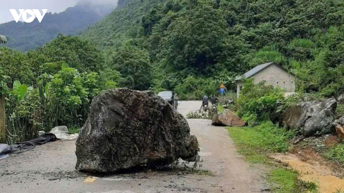 dong loc trong dem, tang da 40 tan lan xuong khu vuc nha dan o cao bang hinh anh 4