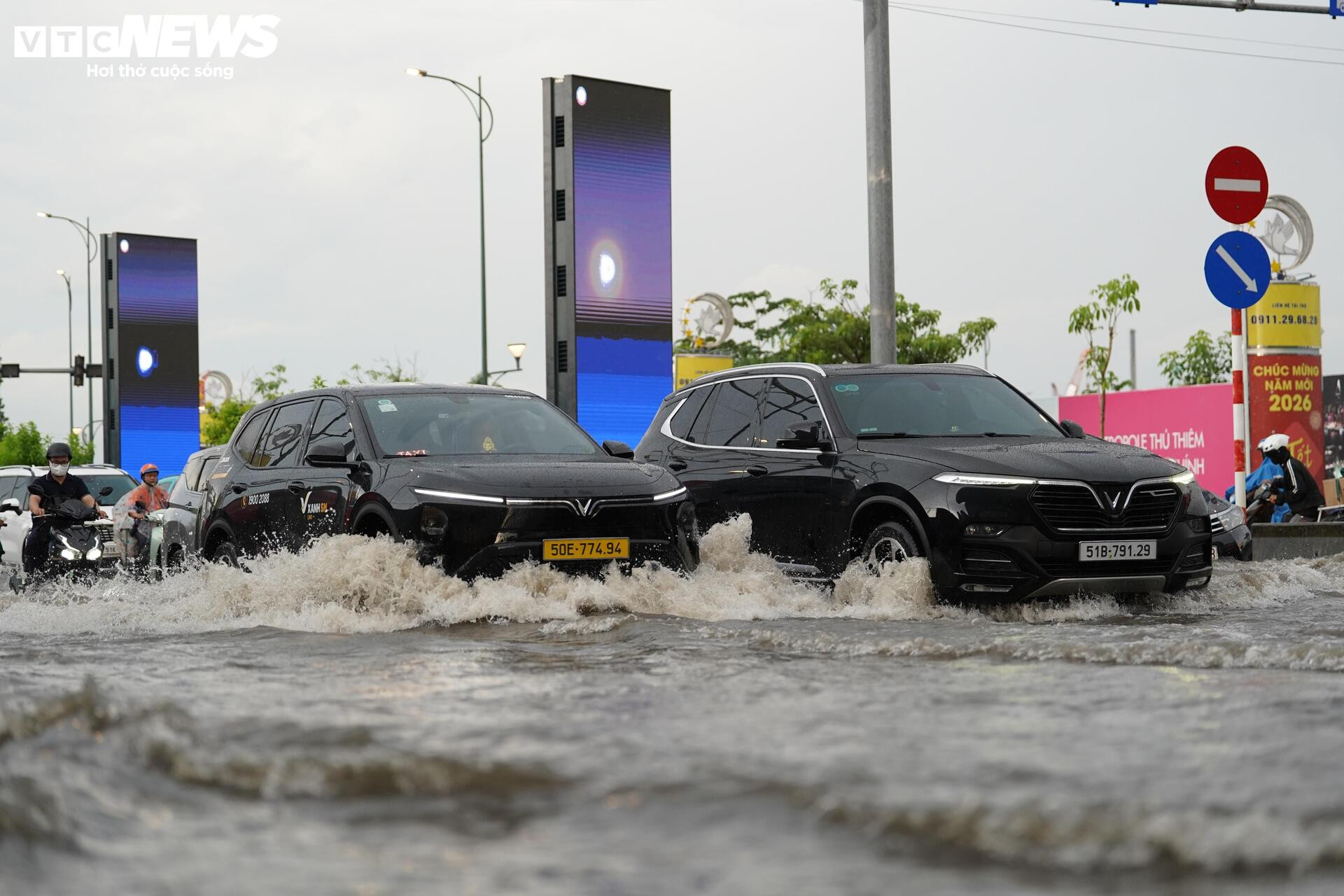 Mưa lớn ngập chân cầu Ba Son, loạt xe chết máy, ô tô phải gọi cứu hộ - 5