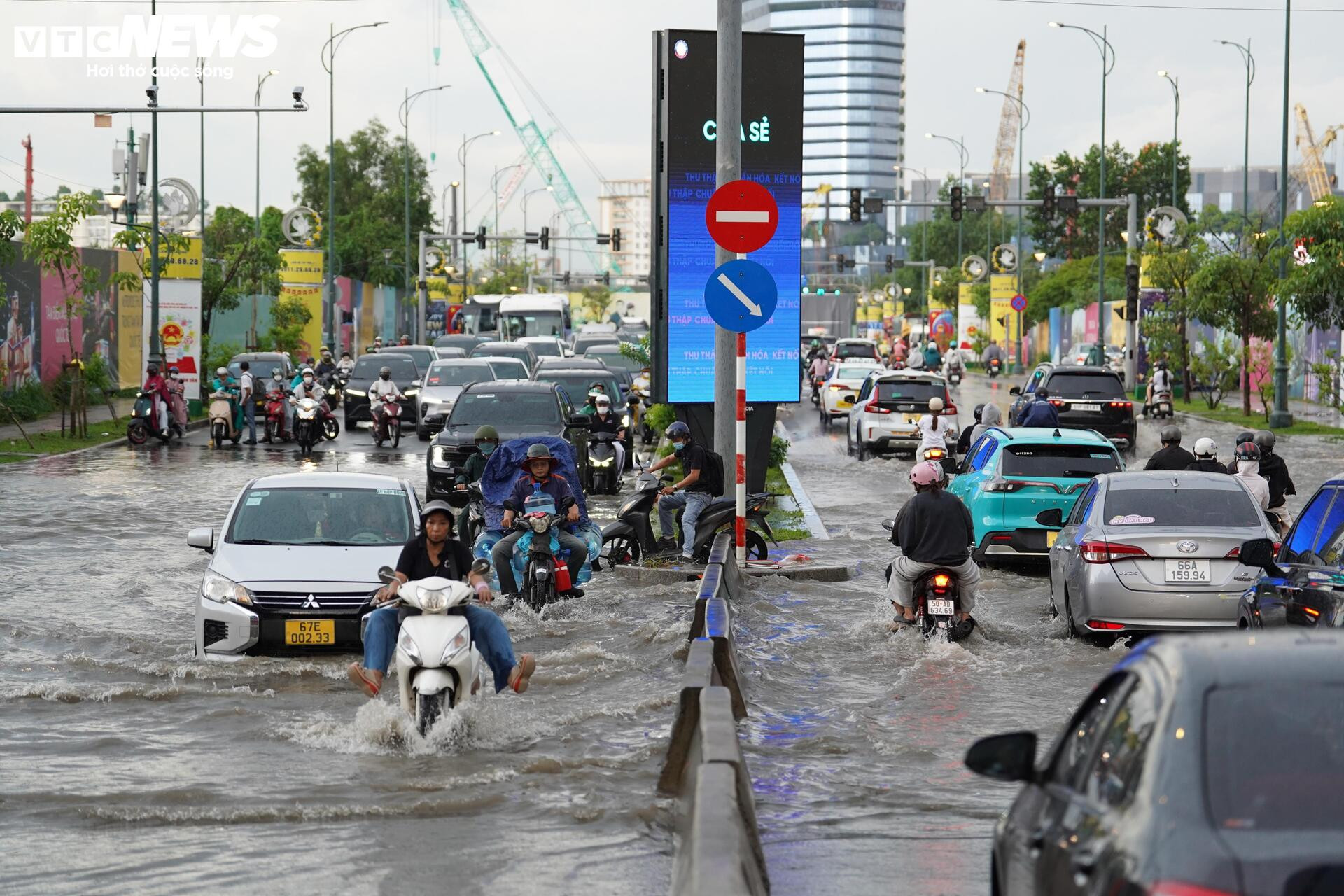 Mưa lớn ngập chân cầu Ba Son, loạt xe chết máy, ô tô phải gọi cứu hộ - 13