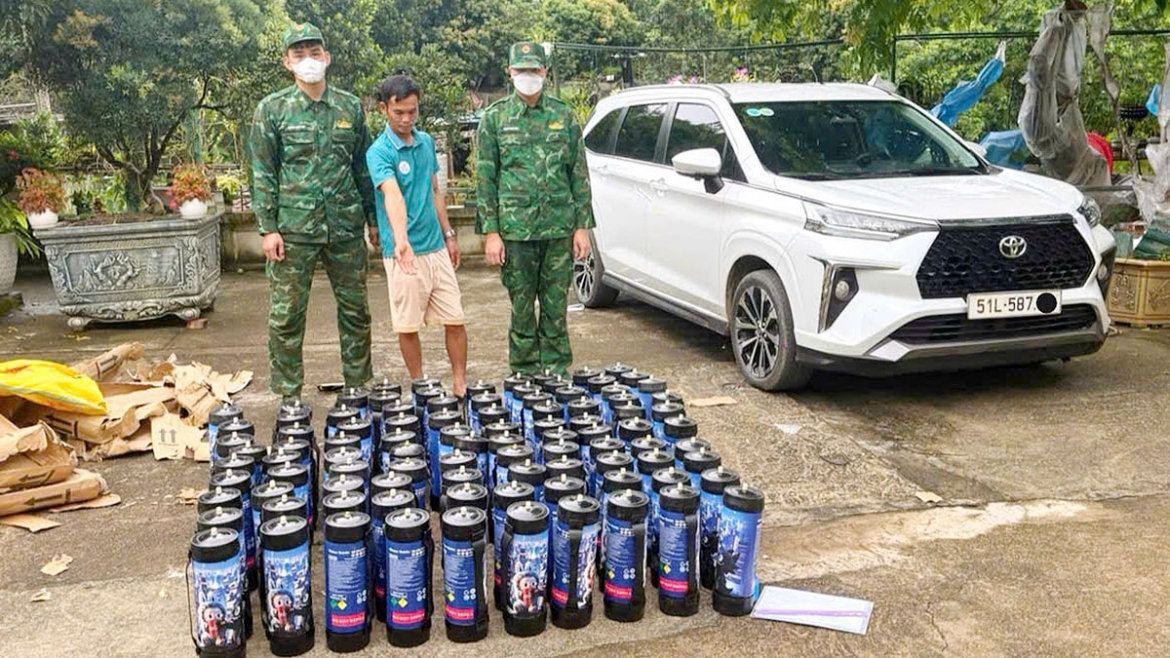 bắt giữ 92 bình nghi chứa khí cười tại khu vực biên giới hoành mô quảng ninh hình ảnh 1 bat giu 92 binh nghi chua khi cuoi tai khu vuc bien gioi hoanh mo quang ninh hinh anh 1