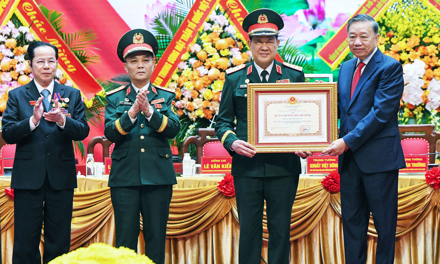 Tổng Bí thư, Chủ tịch nước Tô Lâm trao Huân chương Hồ Chí Minh cho Hội cựu chiến binh Việt Nam. (Ảnh: Lâm Hiển)