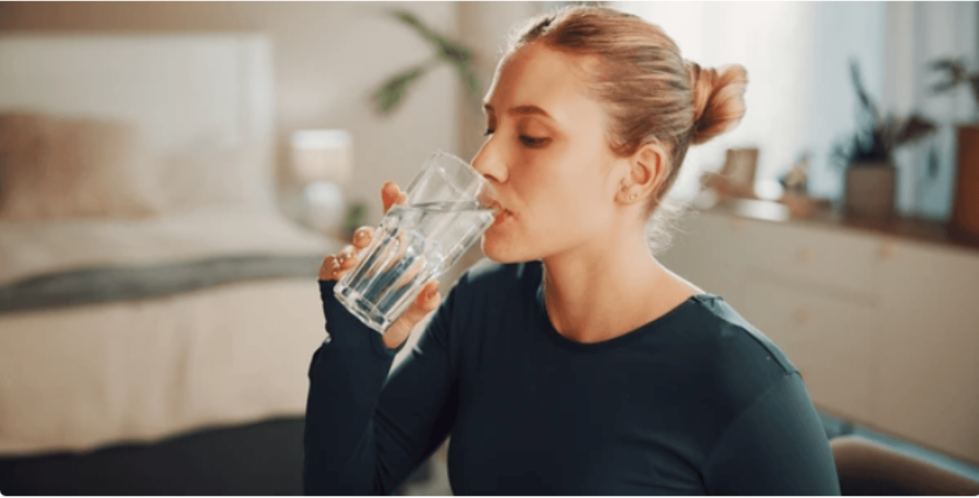 Uống đủ nước giúp duy trì tuần hoàn máu và giảm nguy cơ máu cô đặc (Ảnh: Shutterstock)