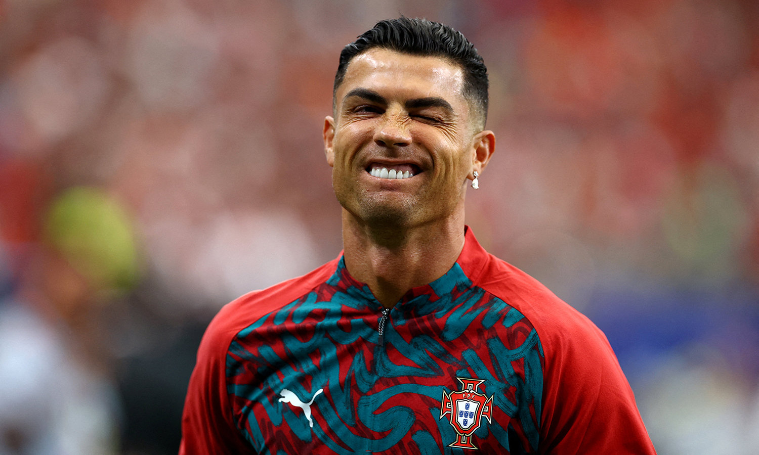 Cristiano Ronaldo trở thành cầu thủ tuyến trên (outfield) lớn tuổi nhất (không tính thủ môn)