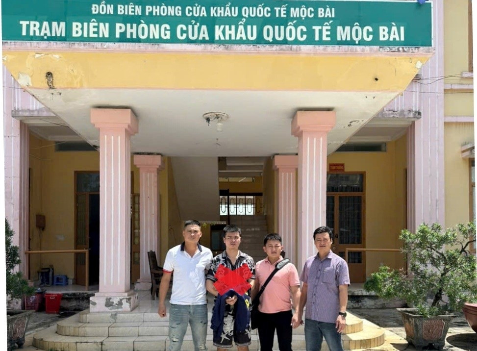 bắt đối tượng truy nã liên quan đường dây lừa đảo từ campuchia tại mộc bài hình ảnh 1 bat doi tuong truy na lien quan duong day lua dao tu campuchia tai moc bai hinh anh 1