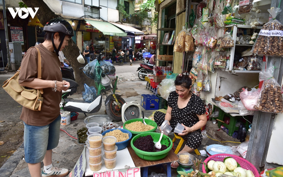 cho ha noi nhon nhip truoc tet Doan ngo, com ruou nep hut khach hinh anh 2