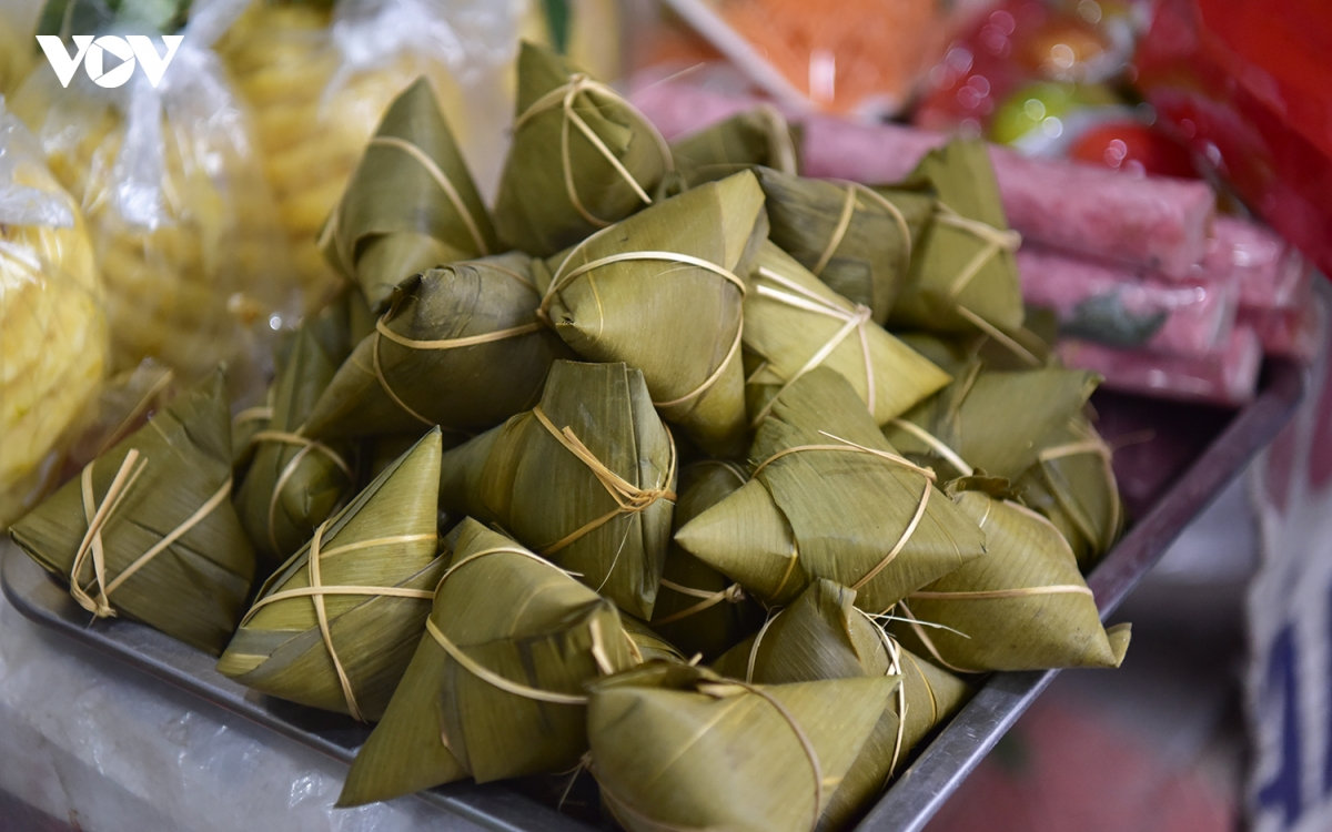 cho ha noi nhon nhip truoc tet Doan ngo, com ruou nep hut khach hinh anh 4