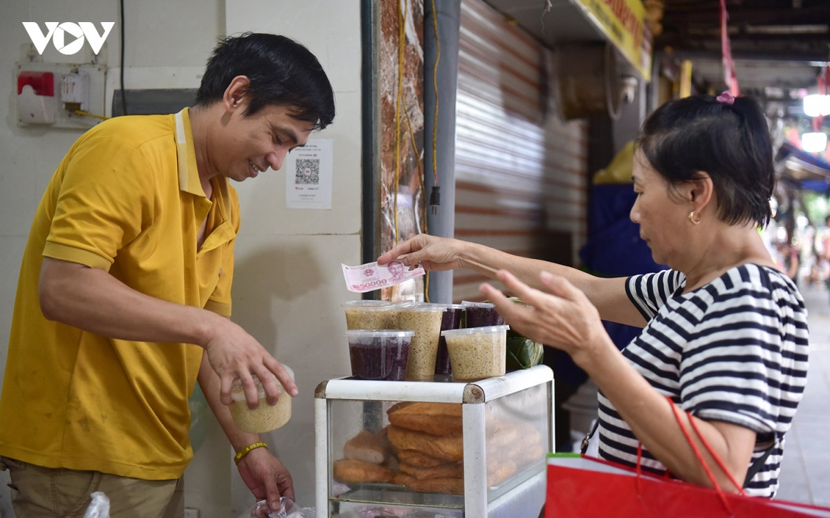 cho ha noi nhon nhip truoc tet Doan ngo, com ruou nep hut khach hinh anh 14