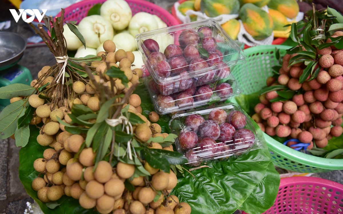 cho ha noi nhon nhip truoc tet Doan ngo, com ruou nep hut khach hinh anh 5