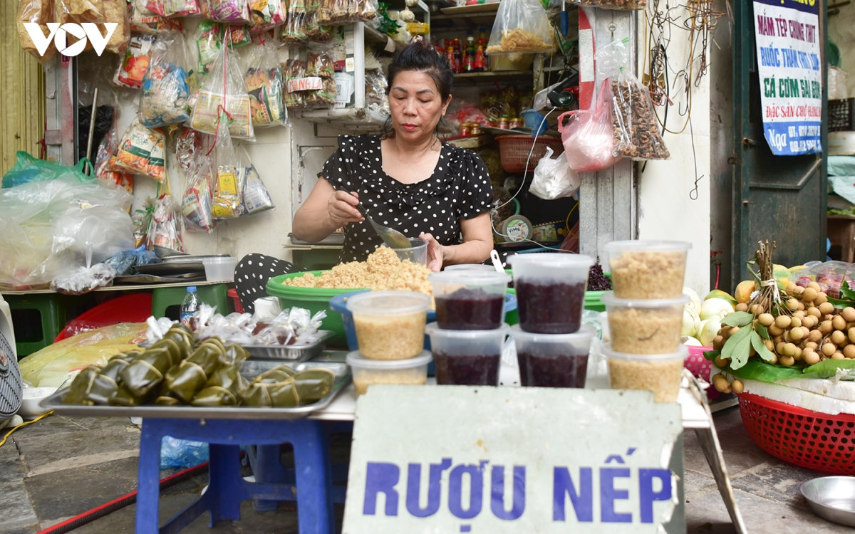 cho ha noi nhon nhip truoc tet Doan ngo, com ruou nep hut khach hinh anh 1