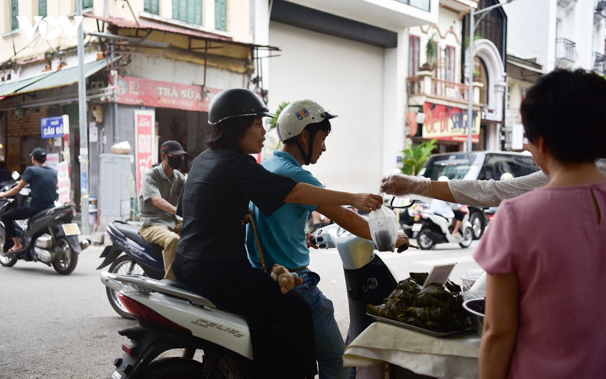 cho ha noi nhon nhip truoc tet Doan ngo, com ruou nep hut khach hinh anh 12
