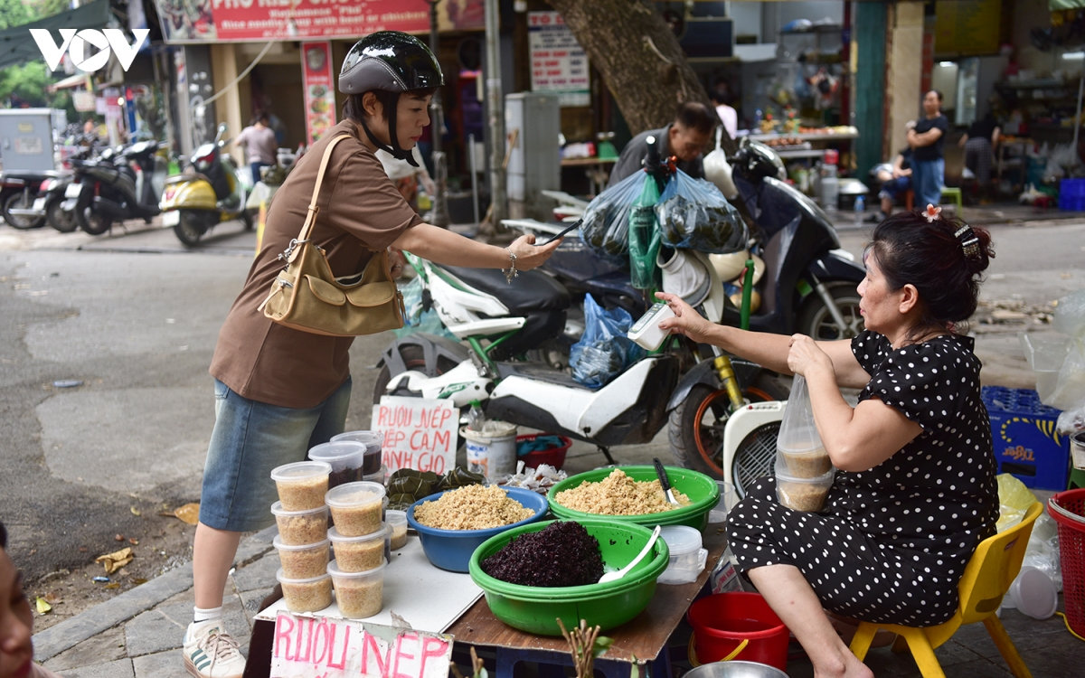 cho ha noi nhon nhip truoc tet Doan ngo, com ruou nep hut khach hinh anh 10