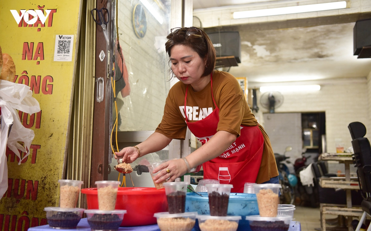 cho ha noi nhon nhip truoc tet Doan ngo, com ruou nep hut khach hinh anh 7