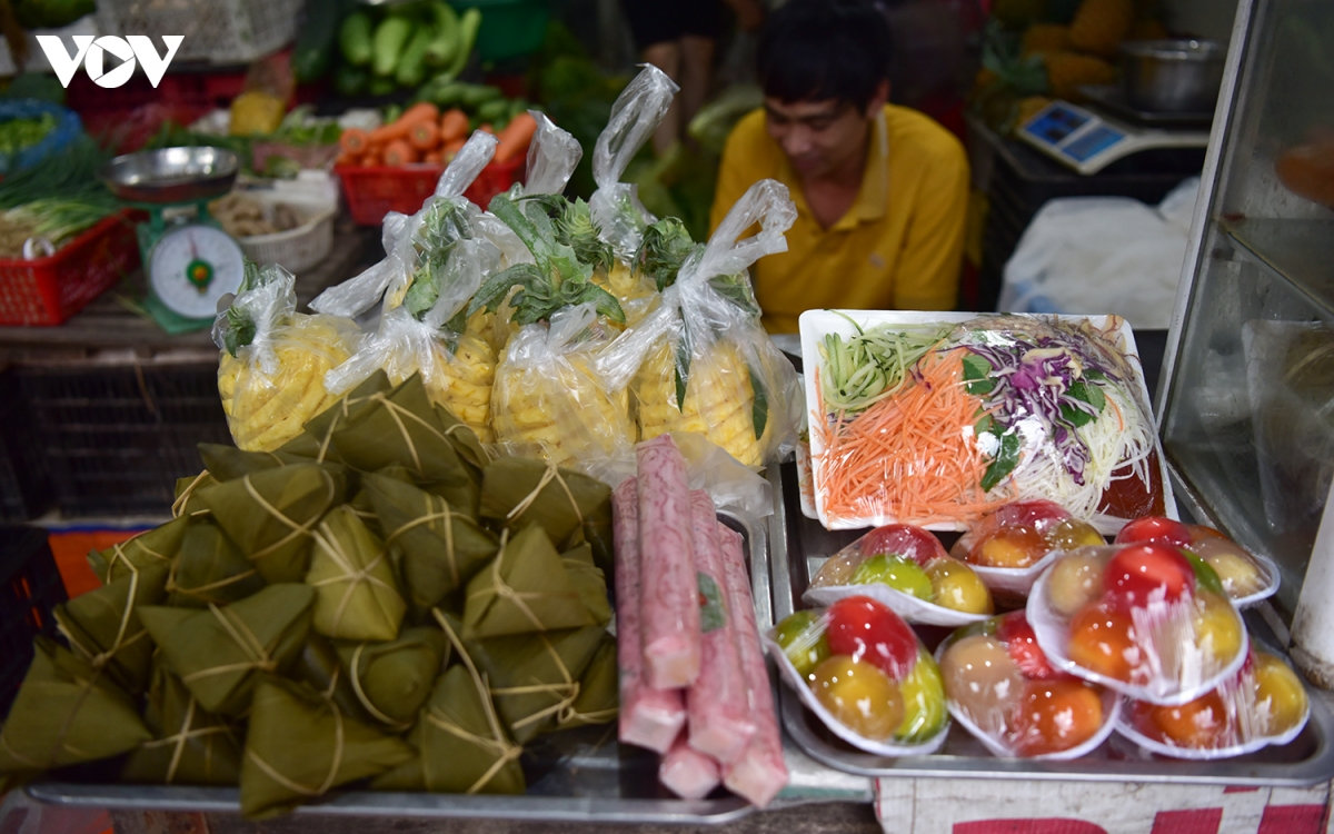 cho ha noi nhon nhip truoc tet Doan ngo, com ruou nep hut khach hinh anh 6