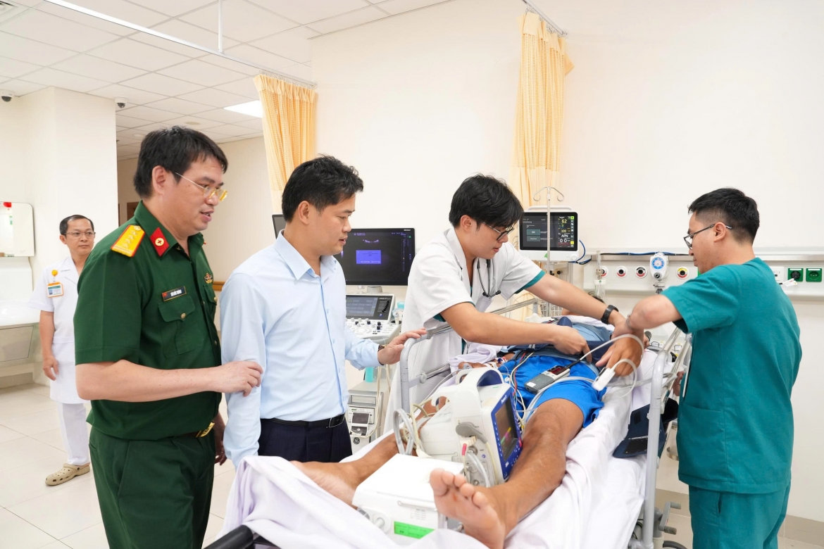 trực thăng đưa bệnh nhân nguy kịch từ nhà giàn dk1 về đất liền cấp cứu hình ảnh 3 truc thang dua benh nhan nguy kich tu nha gian dk1 ve dat lien cap cuu hinh anh 3