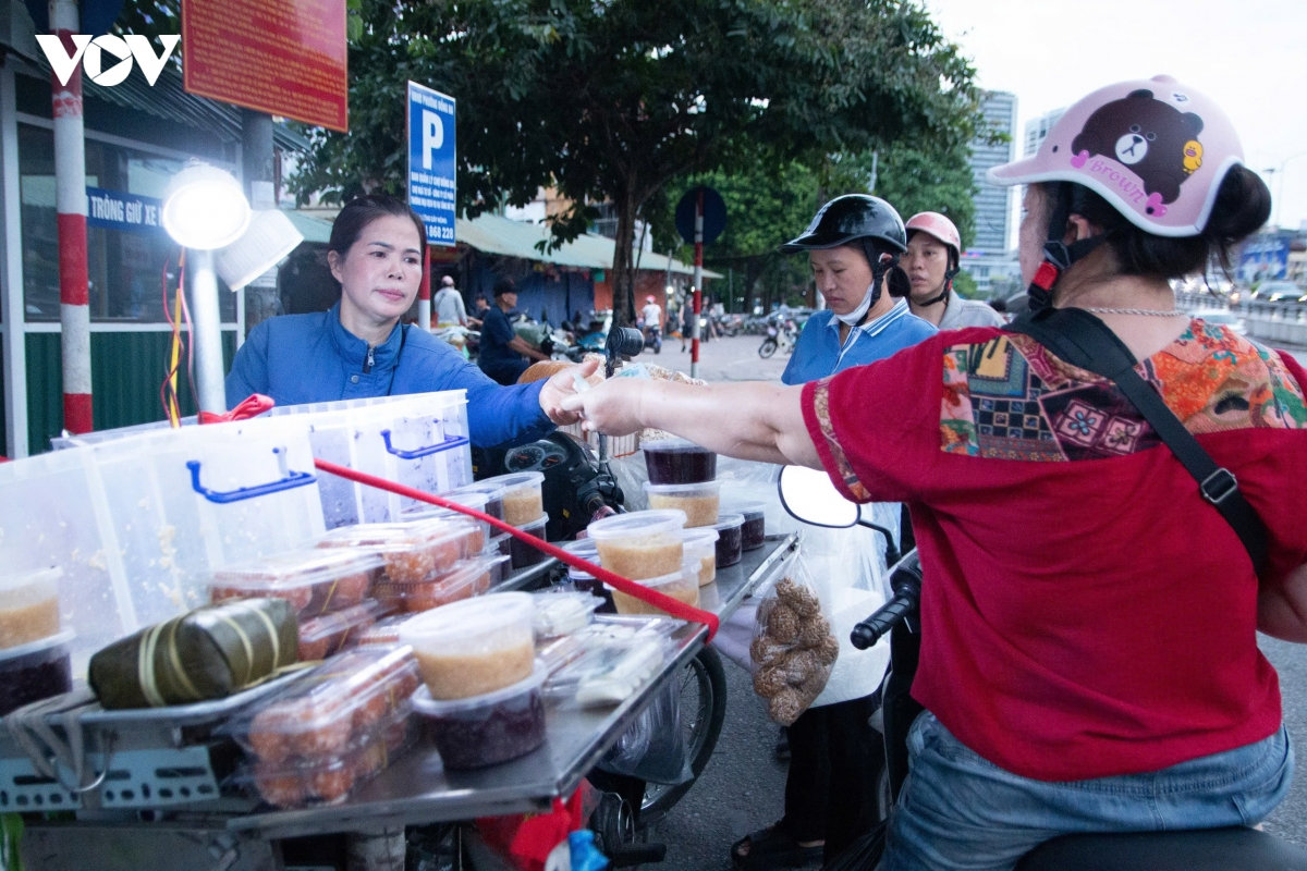 nguoi dan day tu 5h sang, tat bat sam do diet sau bo trong ngay tet Doan ngo hinh anh 3
