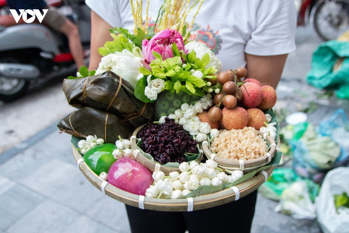 nguoi dan day tu 5h sang, tat bat sam do diet sau bo trong ngay tet Doan ngo hinh anh 10