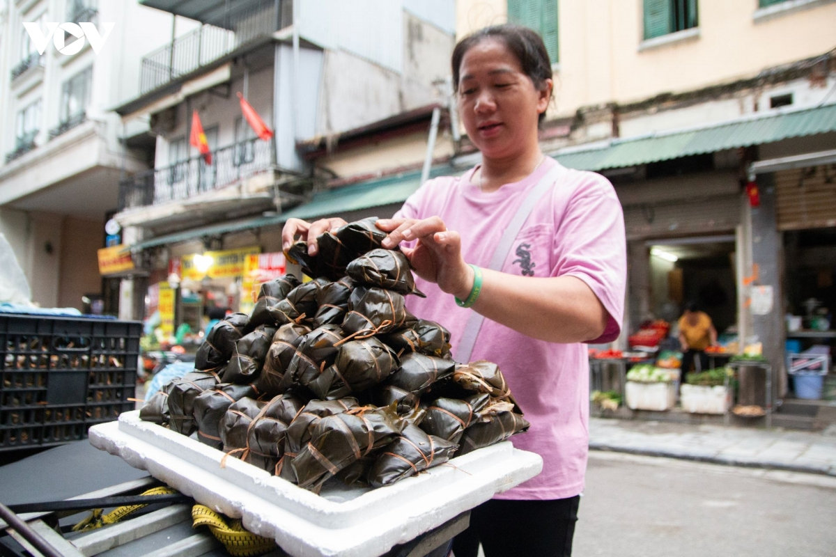 nguoi dan day tu 5h sang, tat bat sam do diet sau bo trong ngay tet Doan ngo hinh anh 9