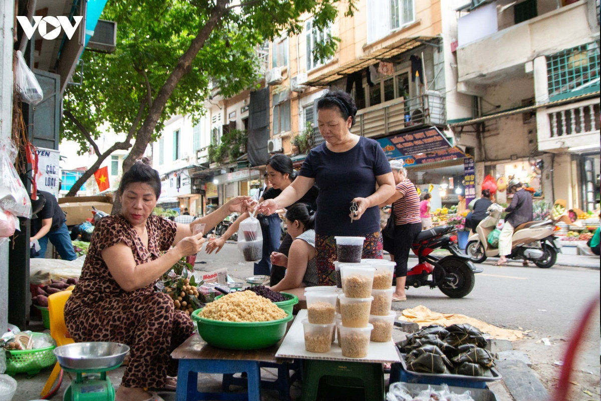 nguoi dan day tu 5h sang, tat bat sam do diet sau bo trong ngay tet Doan ngo hinh anh 6