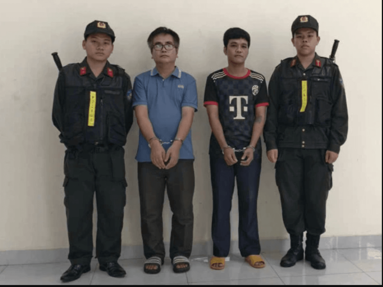 Nguyễn Văn Thắng (thứ hai từ trái sang) và Lâm Thanh Vững tại cơ quan điều tra. (Ảnh: Công an TP.HCM)