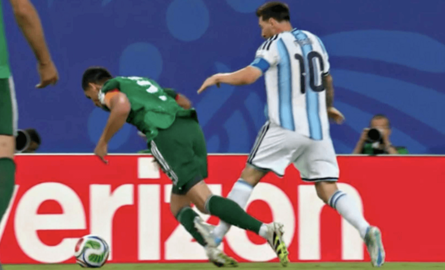 Messi phạm lỗi với cầu thủ Algeria.