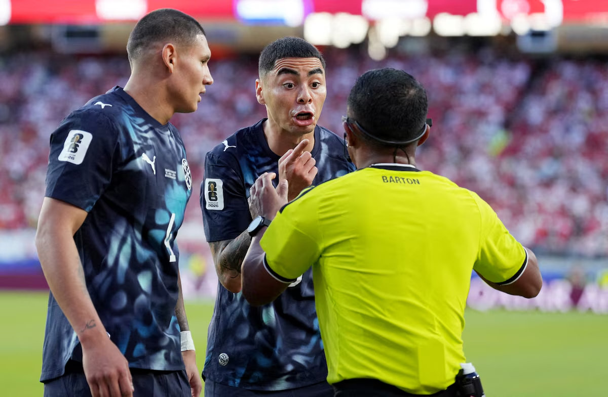 Miguel Almiron là cầu thủ đầu tiên nhận thẻ đỏ trực tiếp vì lỗi dùng tay che miệng khi cãi nhau với cầu thủ đối phương. (Nguồn: Reuters)