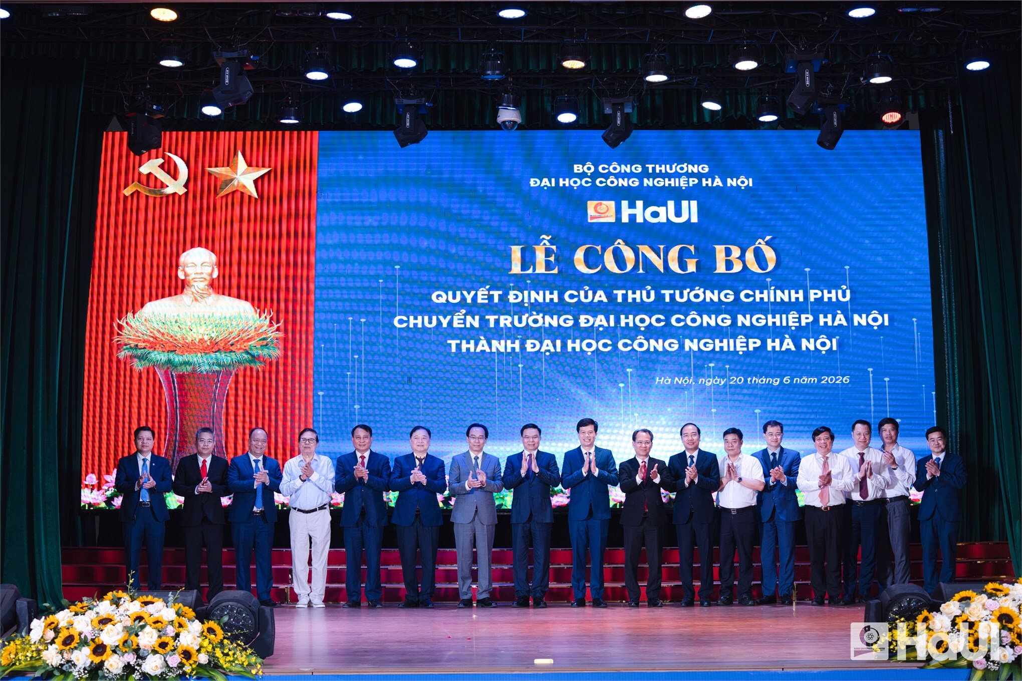 Các đại biểu chụp ảnh lưu niệm tại Lễ công bố Quyết định chuyển trường Đại học Công nghiệp Hà Nội thành Đại học Công nghiệp Hà Nội.