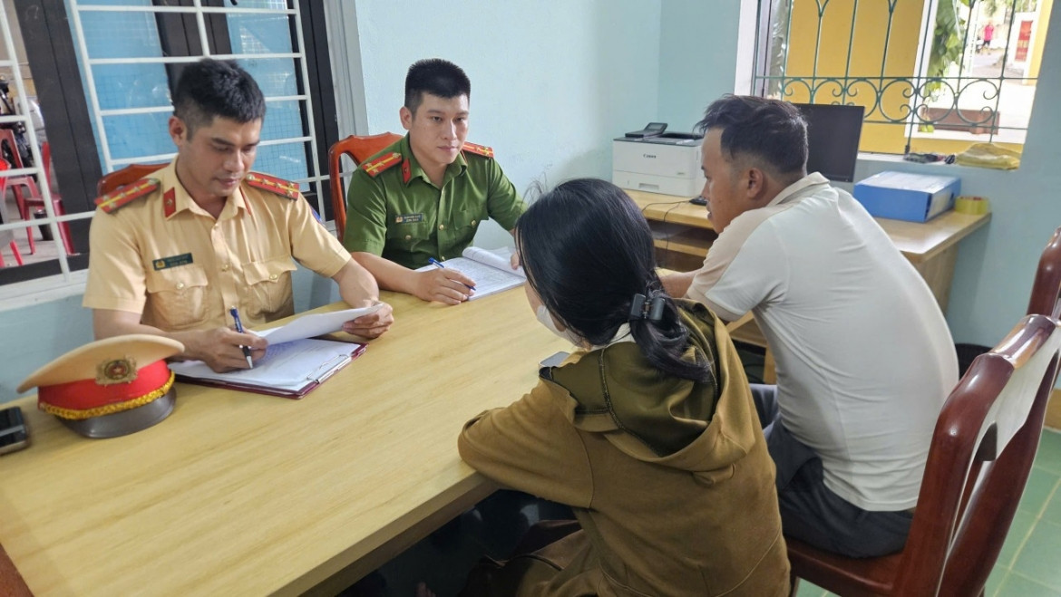 xử phạt người phụ nữ ở quảng trị nằm giữa đường cản trở giao thông hình ảnh 1 xu phat nguoi phu nu o quang tri nam giua duong can tro giao thong hinh anh 1