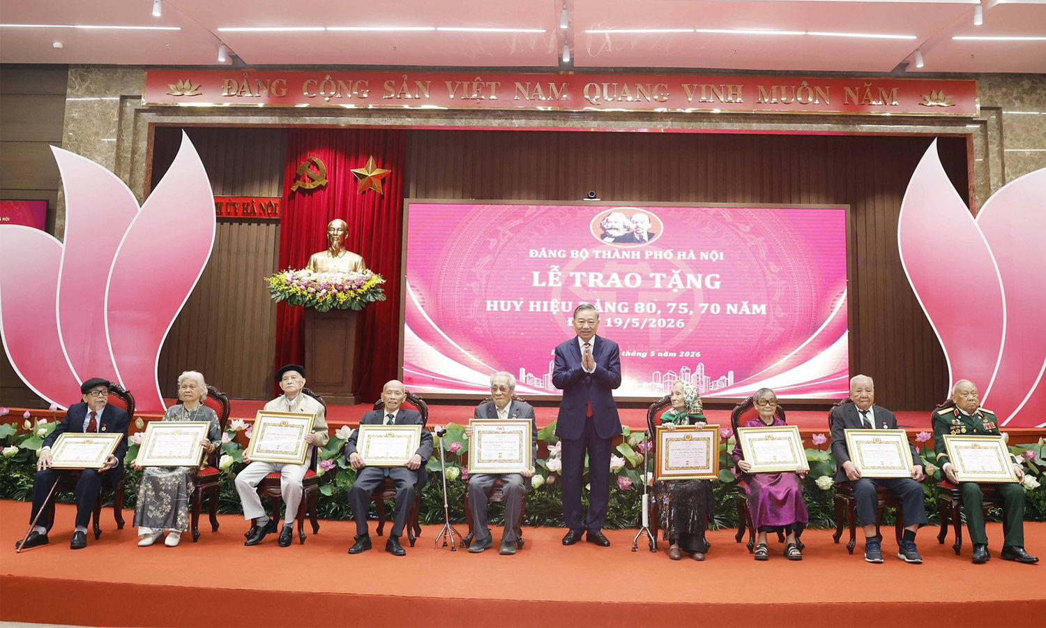 Tổng Bí thư, Chủ tịch nước Tô Lâm trao giấy chứng nhận cho các đảng viên lão thành được nhận Huy hiệu 80 năm tuổi Đảng dịp 19/5. (Ảnh: TTXVN)