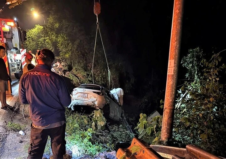 tai nạn liên hoàn trên đèo bảo lộc, xe container và ô tô lao xuống vực hình ảnh 2 tai nan lien hoan tren deo bao loc, xe container va o to lao xuong vuc hinh anh 2