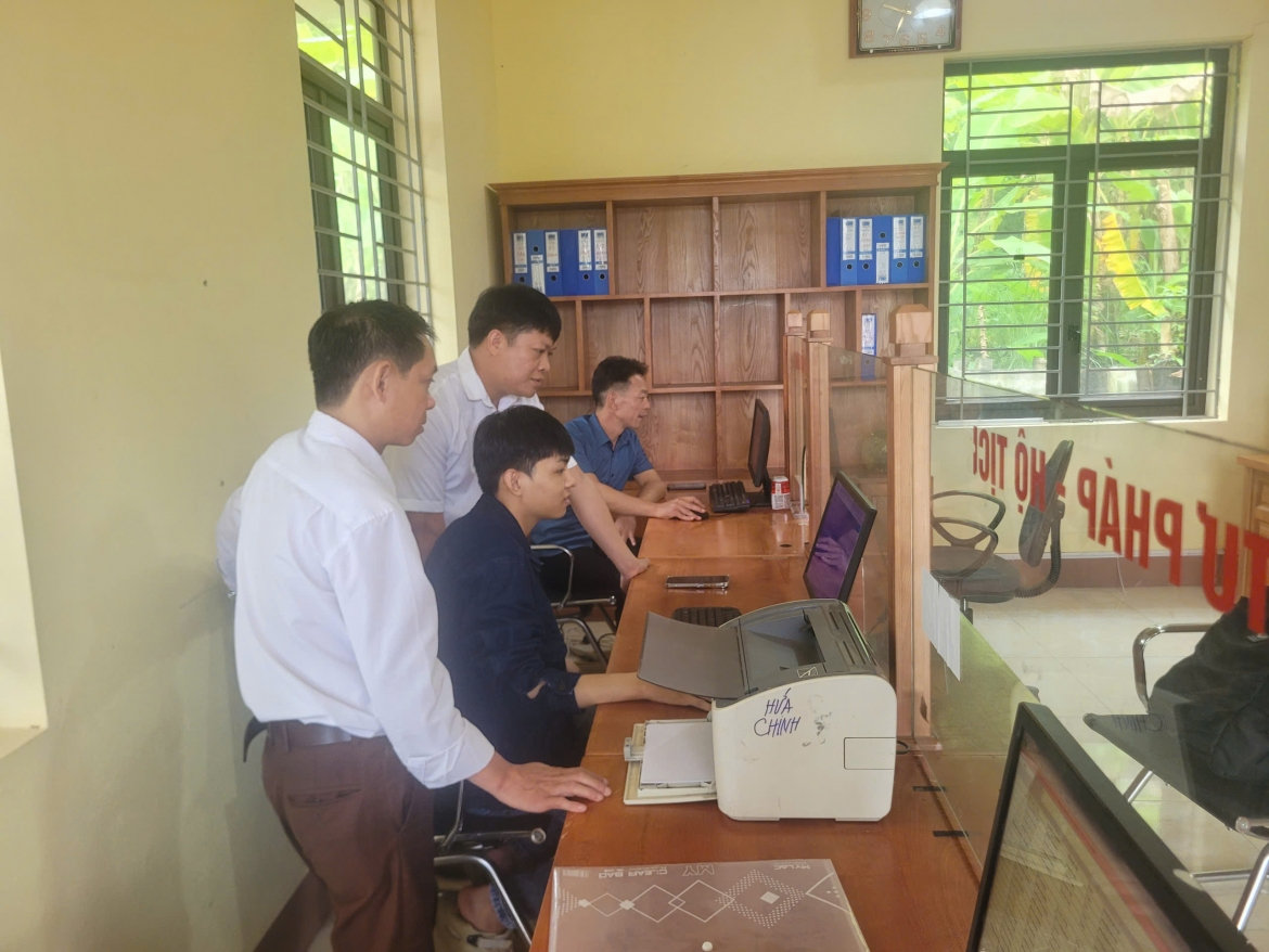 thai nguyen ap kpi, can bo khong the lam viec cam chung hinh anh 1