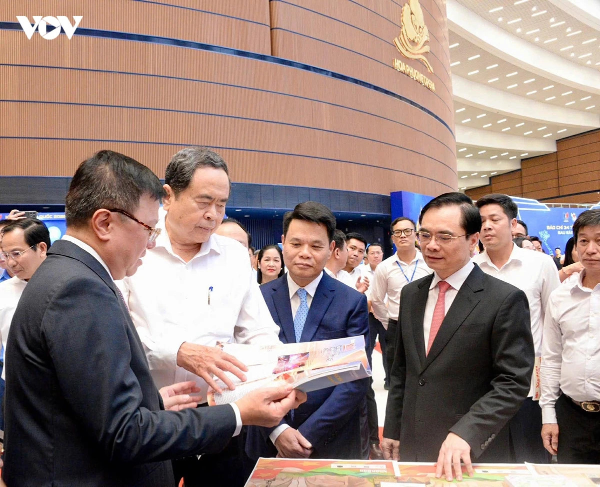 chủ tịch quốc hội trần thanh mẫn thăm gian trưng bày hội báo toàn quốc năm 2026 hình ảnh 1 chu tich quoc hoi tran thanh man tham gian trung bay hoi bao toan quoc nam 2026 hinh anh 1