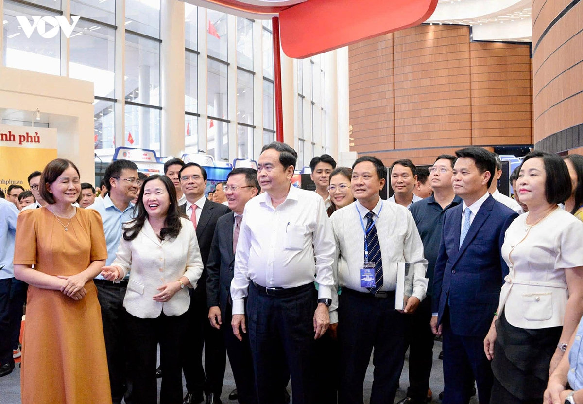 chủ tịch quốc hội trần thanh mẫn thăm gian trưng bày hội báo toàn quốc năm 2026 hình ảnh 5 chu tich quoc hoi tran thanh man tham gian trung bay hoi bao toan quoc nam 2026 hinh anh 5