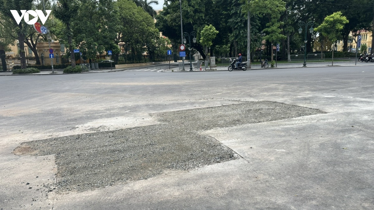 ha noi hoan tra mat duong sau du an chong ngap nhieu go ghe, nham nho mat an toan hinh anh 1