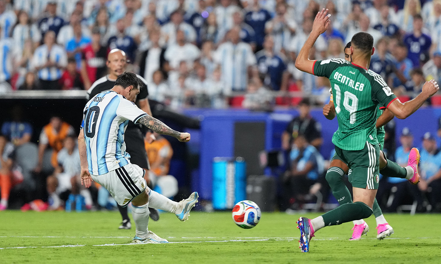 Argentina đánh bại Algeria với tỷ số 3-0, Messi lập cú hattrick. (Ảnh: Reuters)