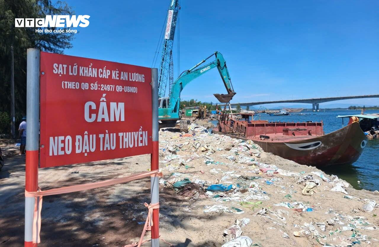 Những tháng cuối năm 2025, do ảnh hưởng của mưa bão, bờ kè An Lương (xã Duy Nghĩa, TP Đà Nẵng) bị sóng lớn công phá dữ dội. Hàng trăm mét bờ kè đã bị 