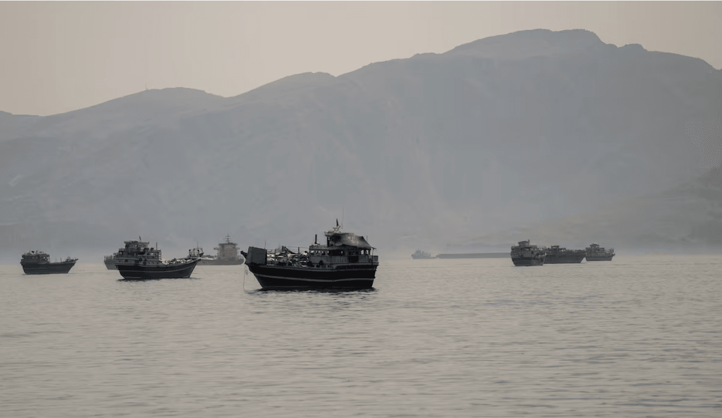 Tàu thuyền đang neo đậu tại eo biển Hormuz. (Ảnh: Reuters)