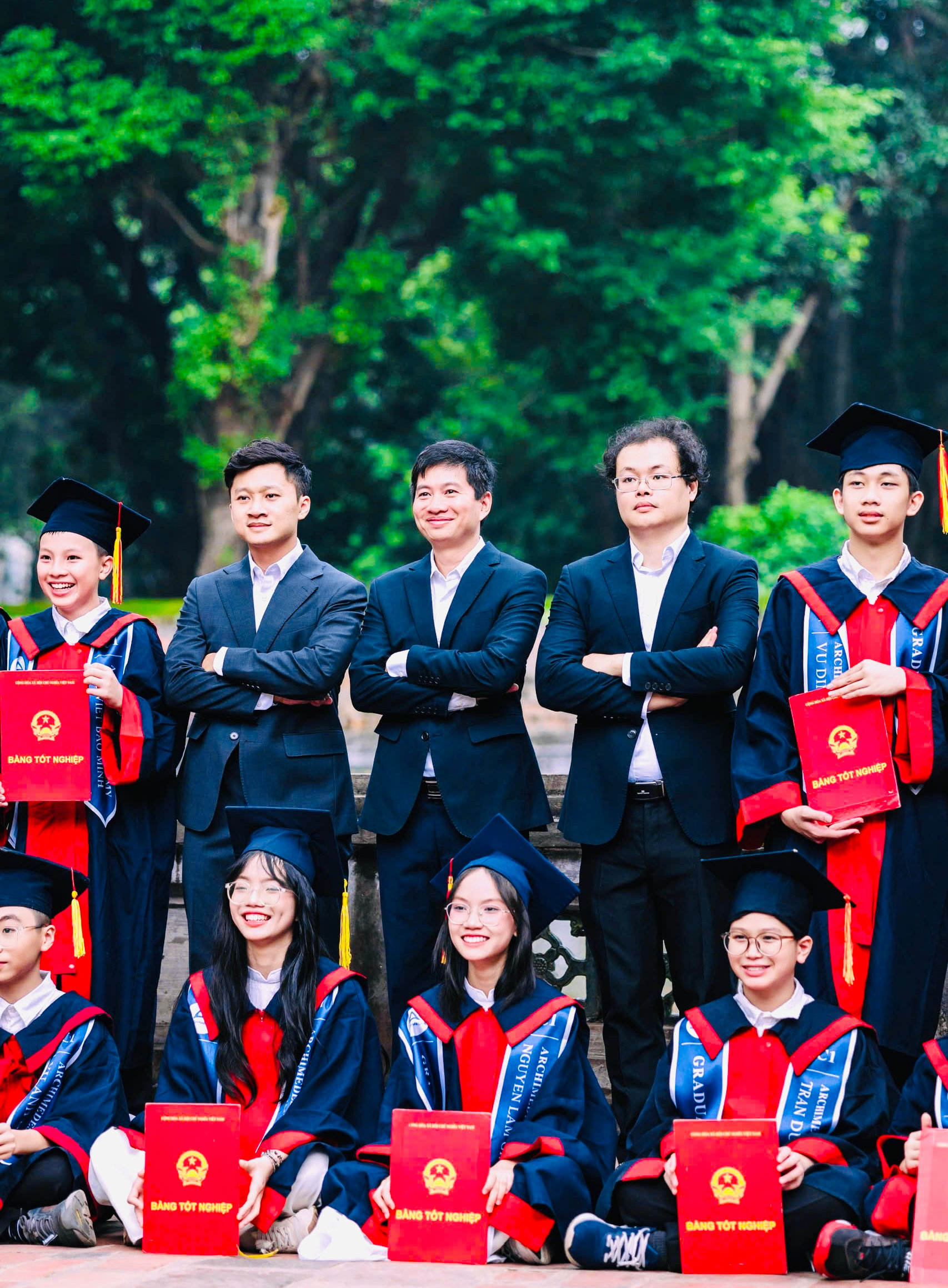 Thầy chủ nhiệm Phạm Ngọc Mai (giữa) và các giáo viên bộ môn cùng tập thể lớp 9C1 Trường THCS Archimedes.