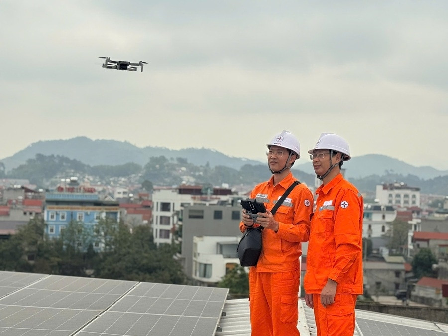 Sử dụng thiết bị bay không người lái để kiểm tra, giám sát hệ thống điện.