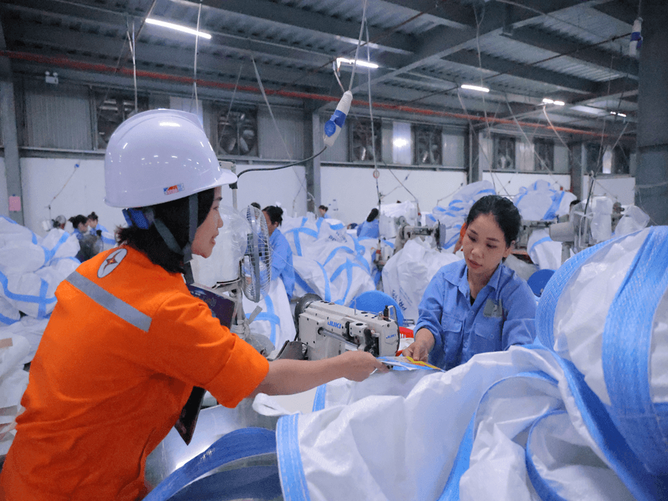 Tuyên truyền sử dụng điện tiết kiệm, an toàn tại các doanh nghiệp, cơ sở sản xuất, kinh doanh.