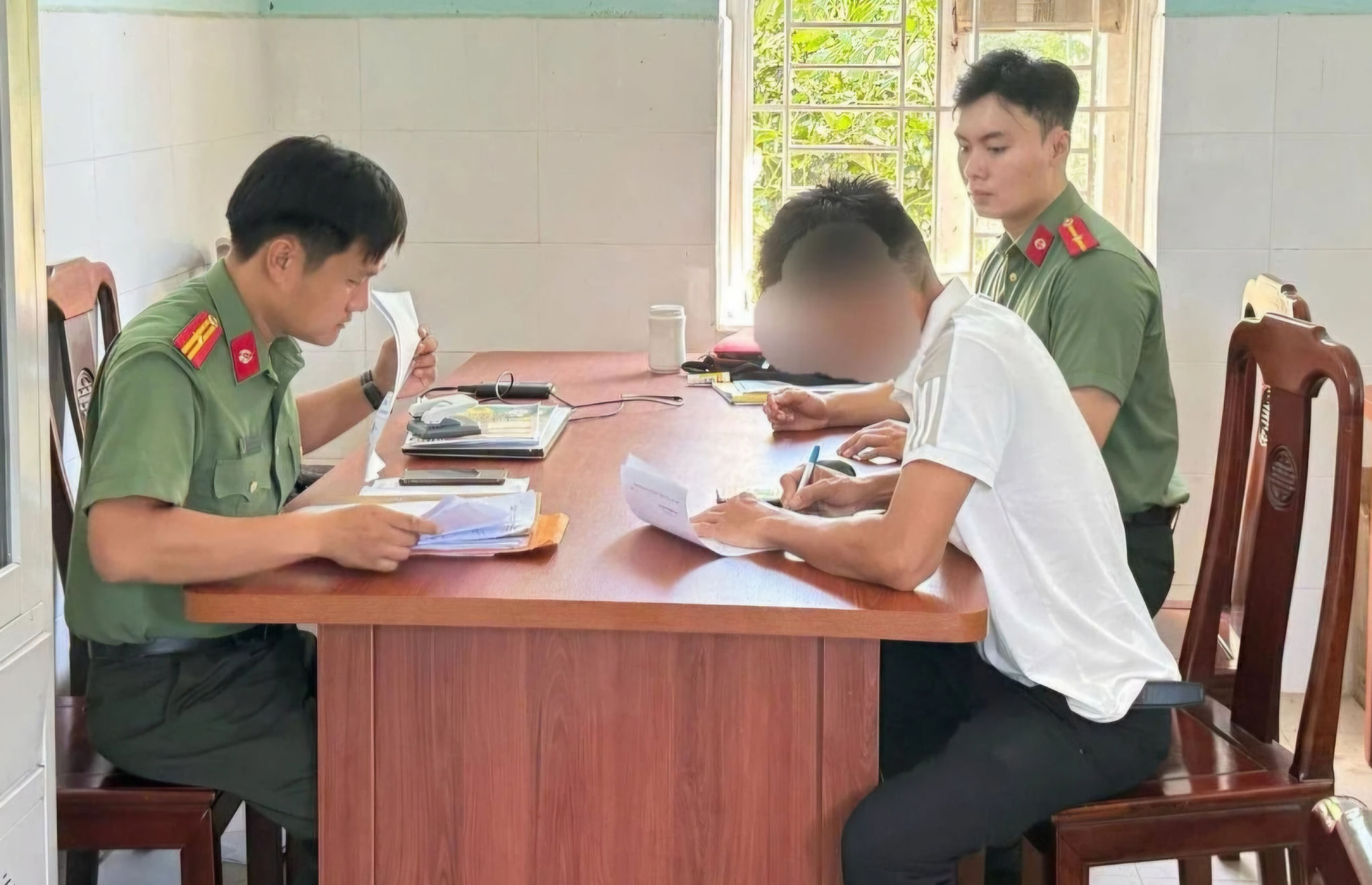 Công an xã Bình Điền làm việc với ông P.C.H về hành vi đăng tải thông tin sai sự thật trên mạng xã hội Facebook. (Ảnh: Công an xã Bình Điền)