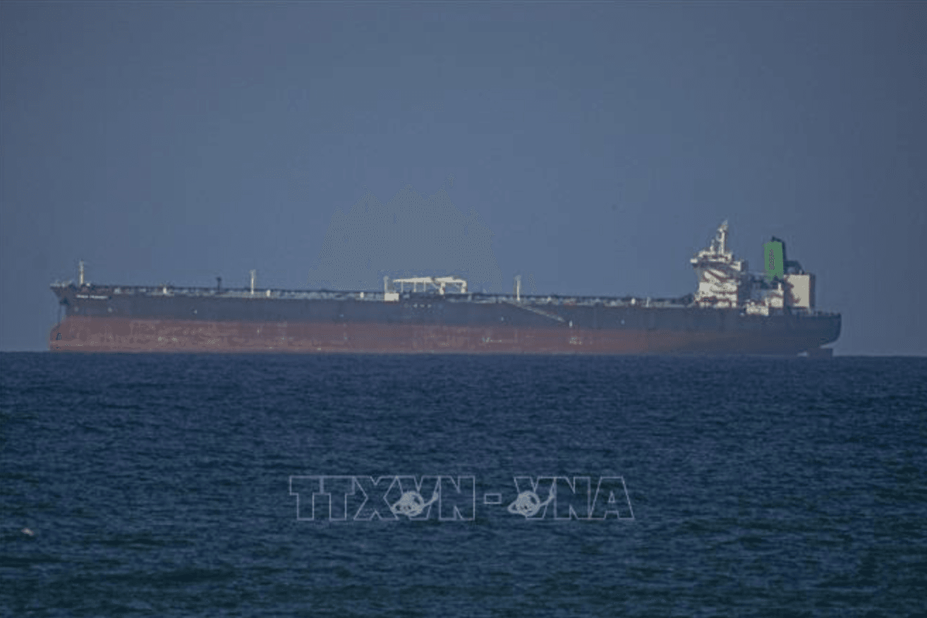 Một con tàu di chuyển qua eo biển Hormuz. (Ảnh: AA/TTXVN)