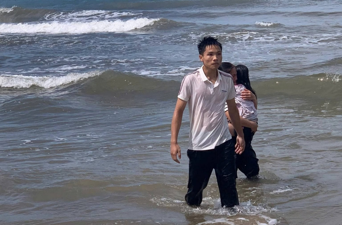 nam sinh lớp 12 dũng cảm lao ra biển cứu người bị sóng cuốn hình ảnh 2 nam sinh lop 12 dung cam lao ra bien cuu nguoi bi song cuon hinh anh 2