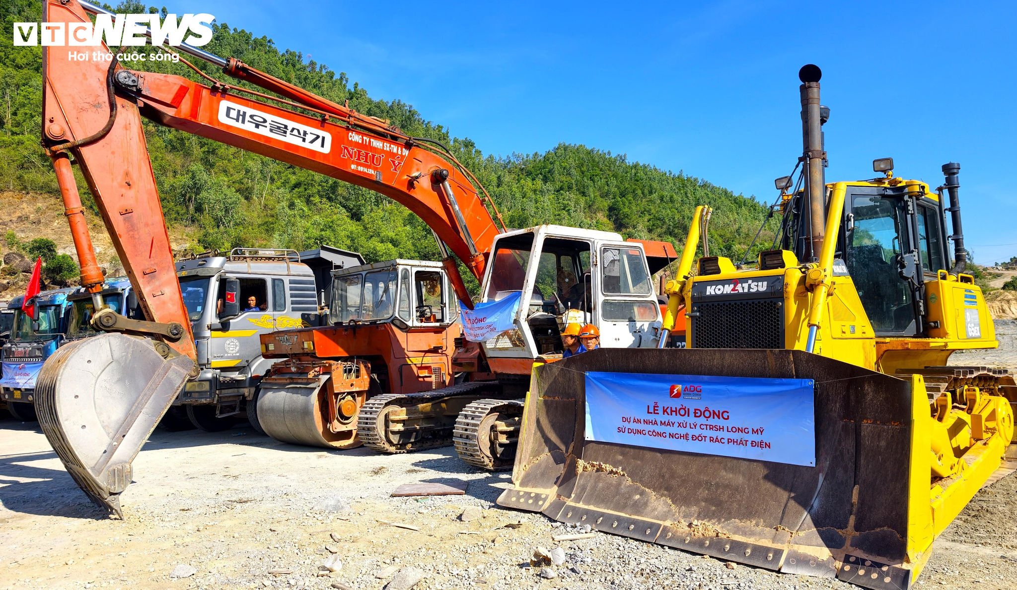 Theo đó, khí thải phát sinh sau quá trình đốt được xử lý bảo đảm đáp ứng các quy chuẩn môi trường nghiêm ngặt của Việt Nam và tiêu chuẩn châu Âu EU 2010. Toàn bộ nước rỉ rác và nước thải công nghiệp được xử lý đạt cột A theo quy chuẩn hiện hành trước khi tái sử dụng 100%. Đặc biệt, tro xỉ phát sinh trong quá trình đốt tiếp tục được xử lý, tái chế để thu hồi kim loại và sản xuất vật liệu san lấp, qua đó giảm thiểu lượng chất thải phải chôn lấp và nâng cao hiệu quả sử dụng tài nguyên theo mô hình kinh tế tuần hoàn. Theo kế hoạch, Nhà máy xử lý chất thải rắn sinh hoạt Long Mỹ sẽ hoàn thành và đưa vào vận hành trong năm 2028.