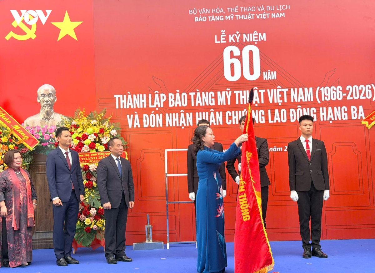 pho chu tich nuoc trao huan chuong lao dong cho bao tang my thuat viet nam hinh anh 2