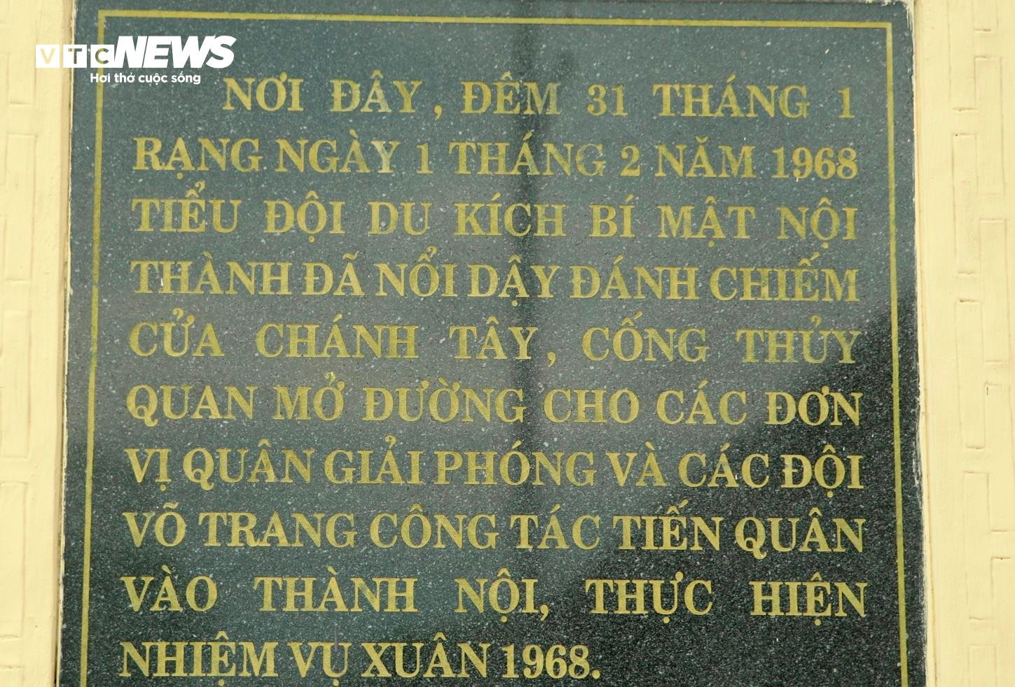 Nội dung bia tưởng niệm viết: 