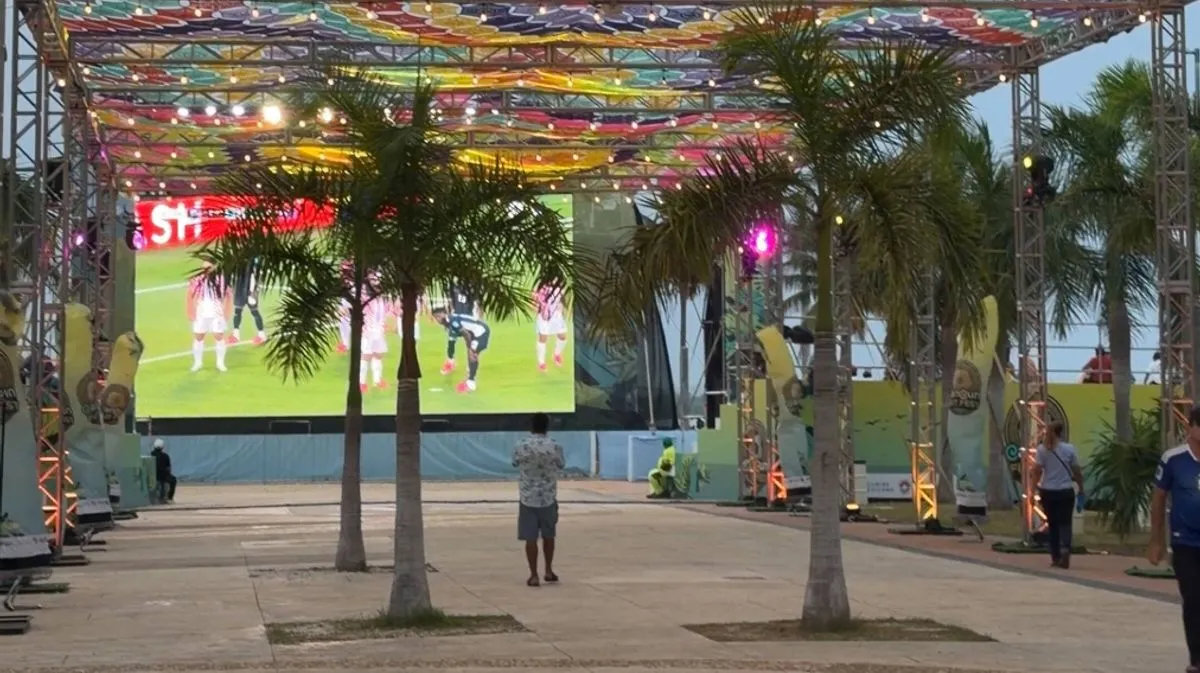Cancun Fut Fest được tổ chức ngay bên cạnh đầm phá Nichupte, là nơi sinh sống của hàng nghìn con cá sấu hoang dã. (Ảnh: The Sun)