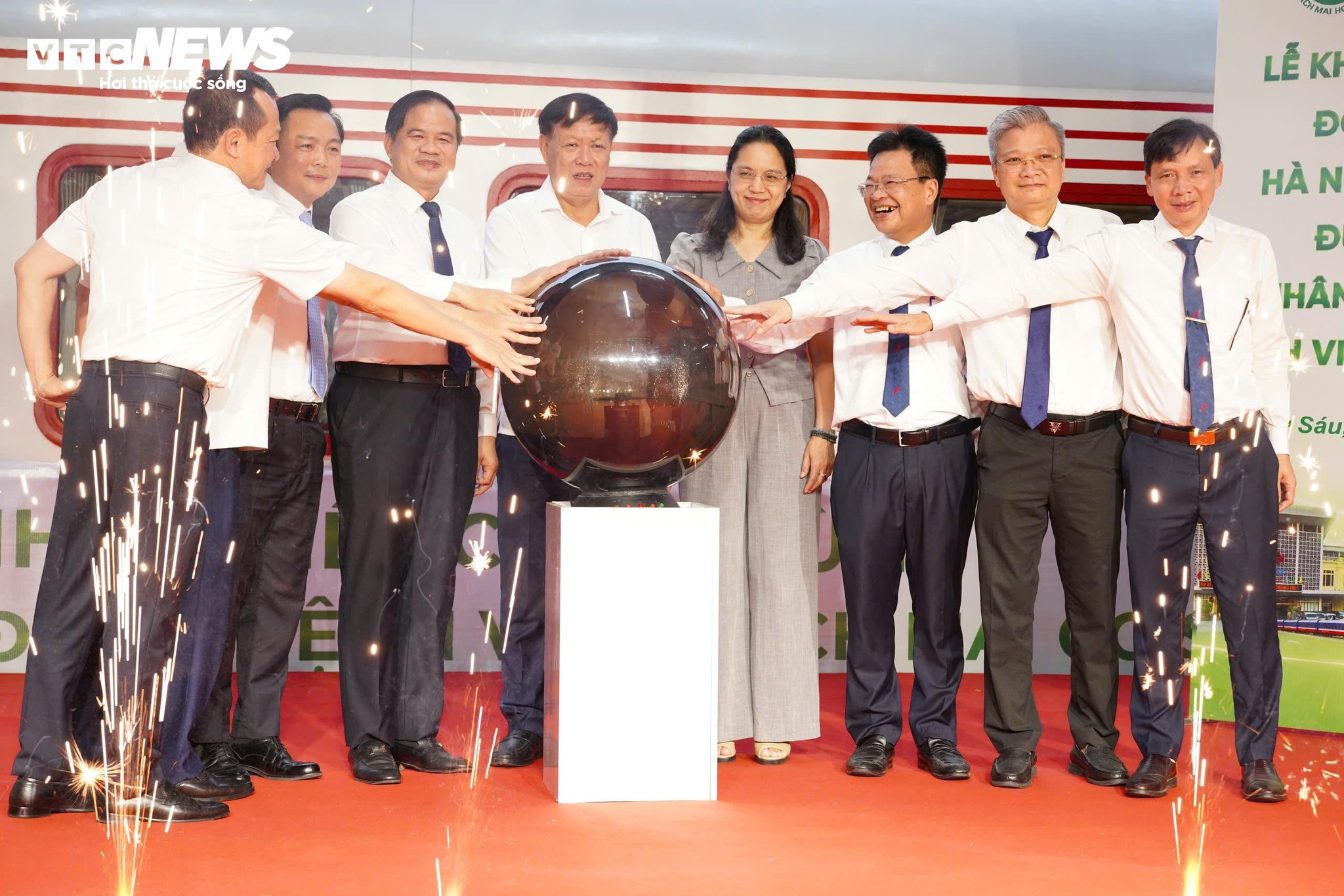 Từ ngày 26/6, đôi tàu mang số hiệu PL1 và PL2 sẽ được đưa vào khai thác thường xuyên trên tuyến Hà Nội - Phủ Lý. Chuyến tàu đầu tiên xuất phát từ ga Hà Nội lúc 6h15, dừng đón nhân viên y tế tại ga Giáp Bát trước khi đến ga Phủ Lý lúc 7h22. Từ đây, nhân viên y tế sẽ tiếp tục được bố trí xe trung chuyển tới Bệnh viện Bạch Mai cơ sở Ninh Bình.